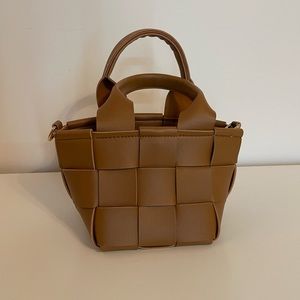 Wove pattern bucket bag in tan